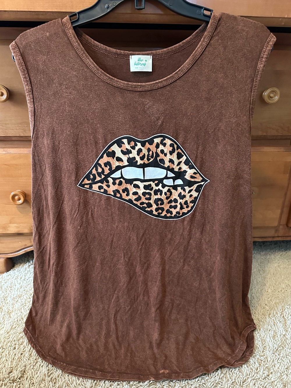 BLUE BUTTERCUP LEOPARD LIP GRAPHIC TANK